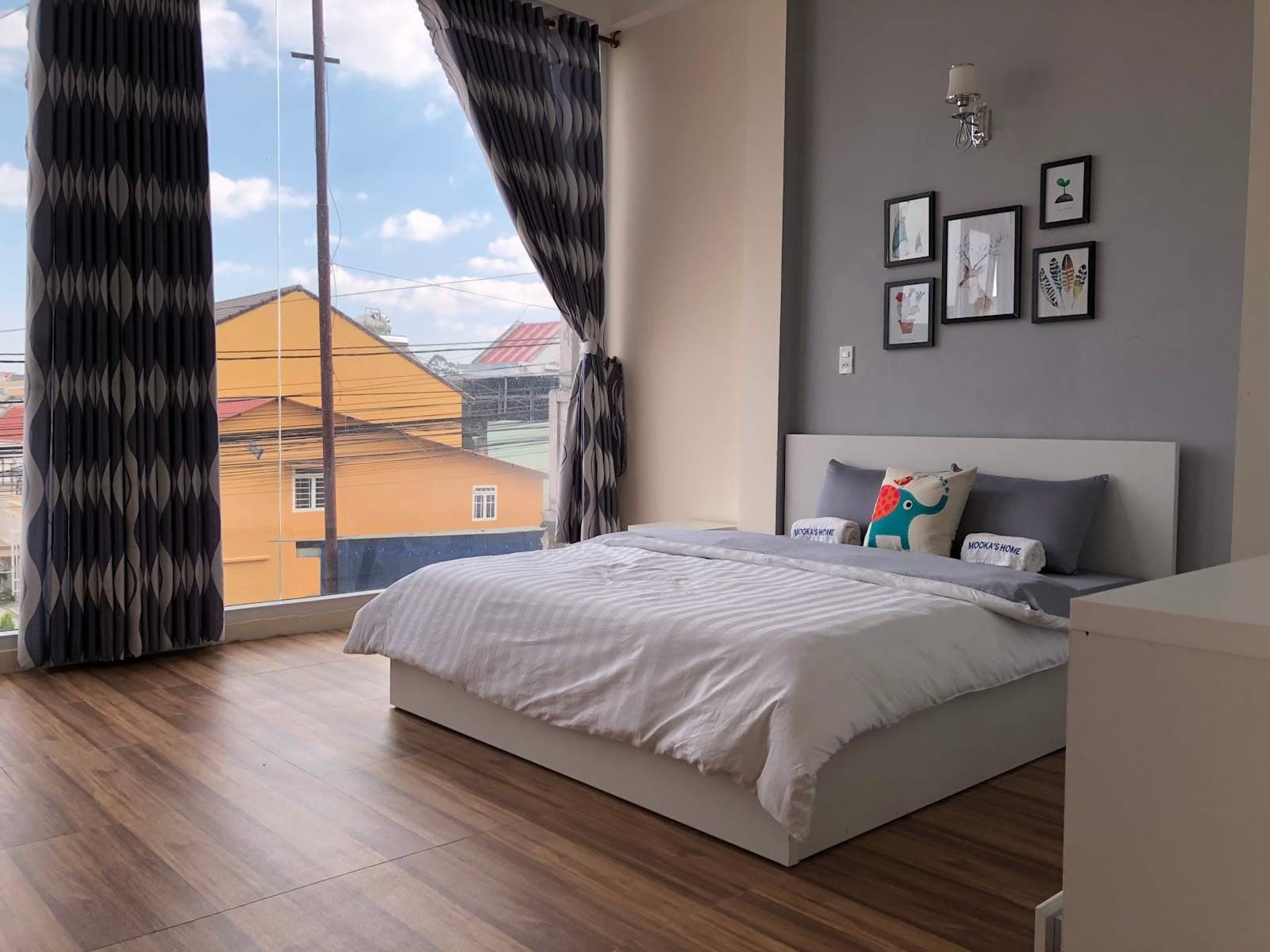 Private double room with a big window and city view at Mooka's Home